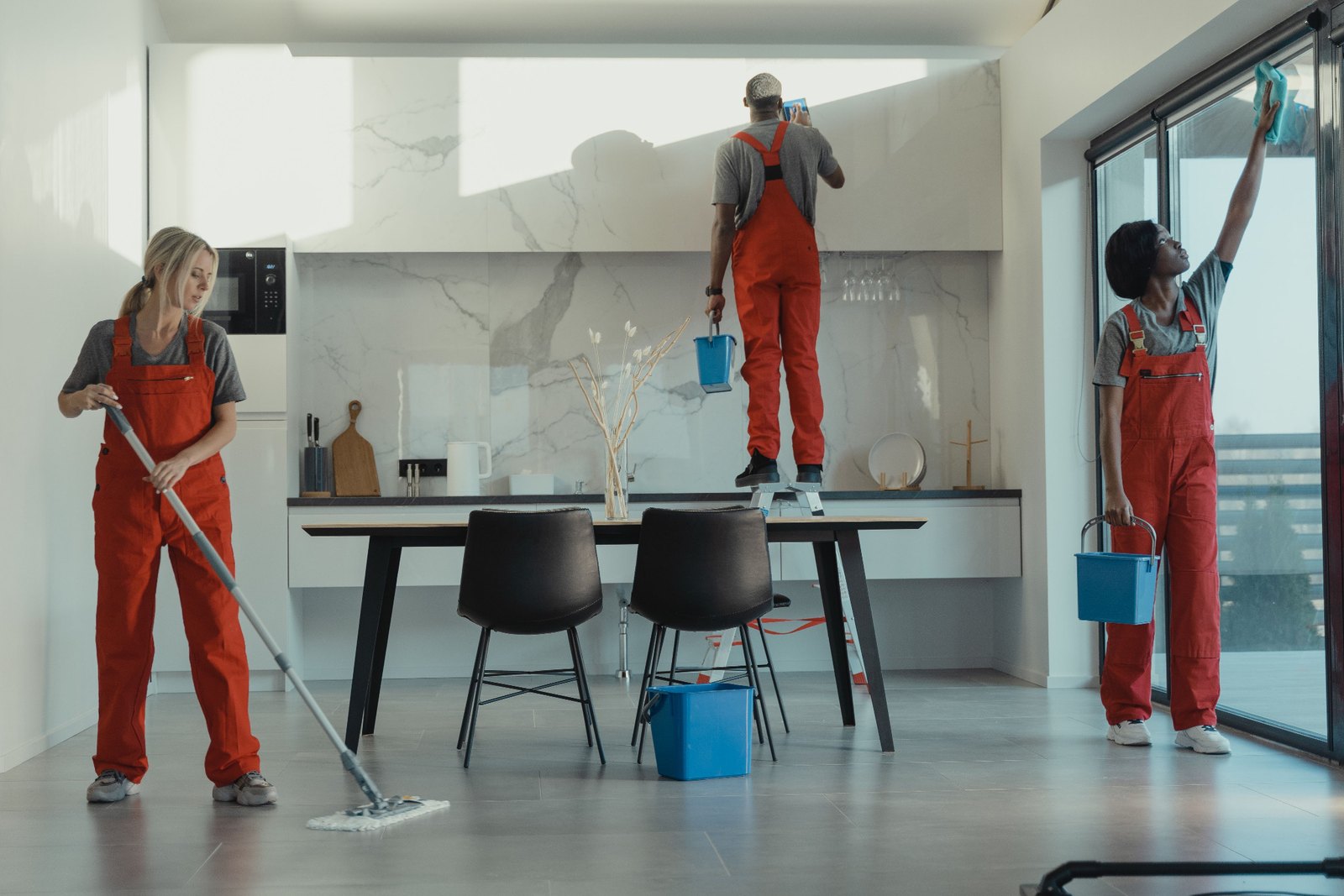 Reinigungskraft bei der Arbeit in einem modernen Büro